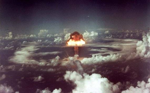 핵실험 장면. 핵폭발 에너지는 폭풍(blast), 열방사(thermal radiation), 핵방사(nuclear radiation) 등 3종류로 방출된다. 해발 300미터에서 핵무기가 폭발하면 순간적으로 막대한 에너지의 발생으로 강렬한 섬광과 동시에 강력한 전자기펄스(EMP: Electro-Magnetic Pulse-wave)를 뿜어내며 폭발 순간 약 30m 직경의 불덩어리가 형성되어 순간적으로 확장되면서 수백만 도의 고온을 발산한다. 폭발 1초 후에는 직경 1,000m의 불덩어리(화구)로 확장되어 버섯모양의 원자구름이 10,000m 상공까지 솟아오른다. 자료=네셔널 인터레스트(national interest)