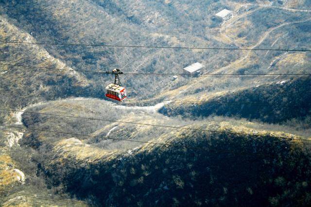 포독채를 오르내리는 케이블카. ⓒ최종명