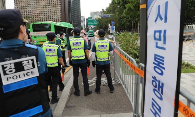 14일 광화문 인근에서 1인 걷기 운동 참가자를 막는 경찰. 연합