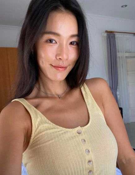 Kahi, a girl group after school, boasted a beautiful people through photos.Kahi uploaded a photo to his instagram on the afternoon of the 14th and wrote, What do you eat today? What do you play today?The photo released on the day shows a selfie in the bedroom.Kahi wore an ivory-colored sleeveless, with a flabby forearm; black-burned Skins under Balis scorching Sun is also attractive.Even though he did little Makeup, the shiny Skins stand out.Meanwhile, Kahi married a member of the public in 2016 and is raising Yangnoa Yangsion brothers.kahi SNS
