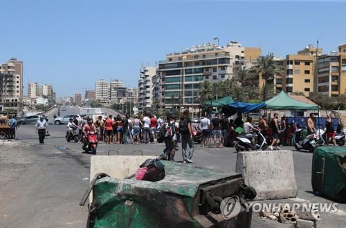 베이루트 남부 쿠자이에서 정부의 무능을 비판하는 시위대가 도로를 봉쇄한 모습 [epa=연합뉴스]