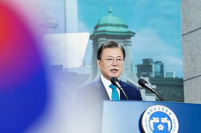 문재인 대통령이 15일 서울 중구 문화역서울284에서 열린 제76주년 광복절 경축식에서 경축사를 하고 있다. 연합뉴스