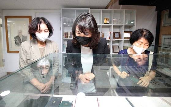 이재명 경기지사의 부인 김혜경 여사가 14일 광주 남구에 있는 소심당 조아라 선생 기념관을 둘러보고 있다. 조아라 선생은 일제강점기 독립운동과 여성운동에 헌신했다. 뉴스1
