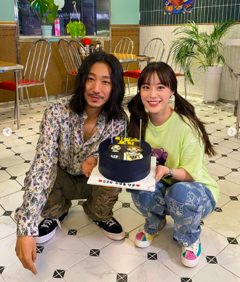 Heo Young-ji from the group Kara took a cute Cake certification photo with singer Tiger JK.Heo Young-ji posted several photos on his Instagram on the afternoon of the 16th with an article entitled Tiger & Baby Ewha Womans.The photo shows the affectionate image of Tiger JK and Heo Young-ji, who pose with a unique black Cake.Cake has two caricatures on the icing, along with the words Revolutions Tracks. Tiger JK and Heo Young-ji are warm-hearted.Meanwhile, the two are working as MCs for the music entertainment Revolve Tracks on the YouTube channel.Heo Young-ji Instagram