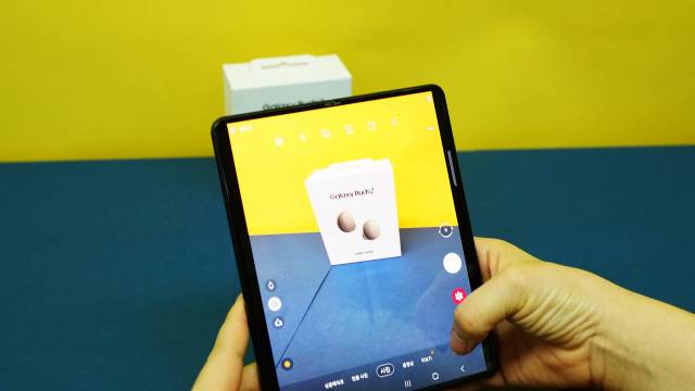 갤럭시 Z 폴드3로 사진을 찍는 모습 /이종호기자