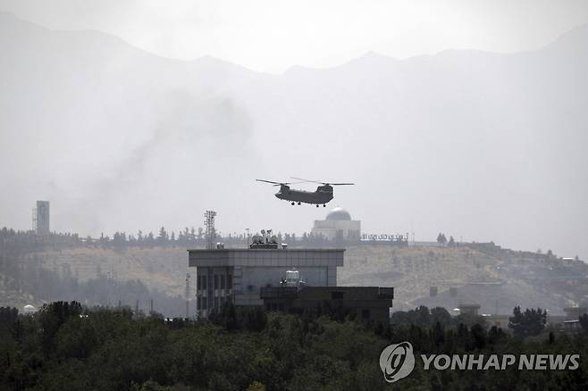 아프간 주재 미 대사관 철수작전 벌이는 헬기 (카불 AP=연합뉴스) 아프가니스탄 수도 카불 함락이 초읽기에 들어간 가운데 15일(현지시간) 철수작전에서 나선 미군의 치누크 헬기가 카불 주재 미 대사관 상공을 날고 있다. 아프간 대도시를 사실상 모두 장악한 이슬람 무장조직 탈레반은 이날부터 카불 진입을 시작했다. sungok@yna.co.kr