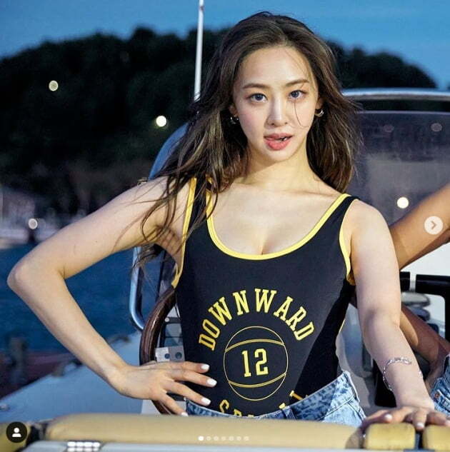 Dumsom, who returned to the Sistar unit, told her routine.Dumsom posted a picture on his 17th day, saying, Feeling Ocean breeze with my bestie.Dumsom, who seems to be preparing for a unit album in the public photo, is smiling brightly on the boat.Meanwhile, the revenue from the Summer or Summer sound source, which Hyorin & Dumsom introduced, will be donated to the social class, which is suffering from Corona 19.Photo: Dumsom SNS