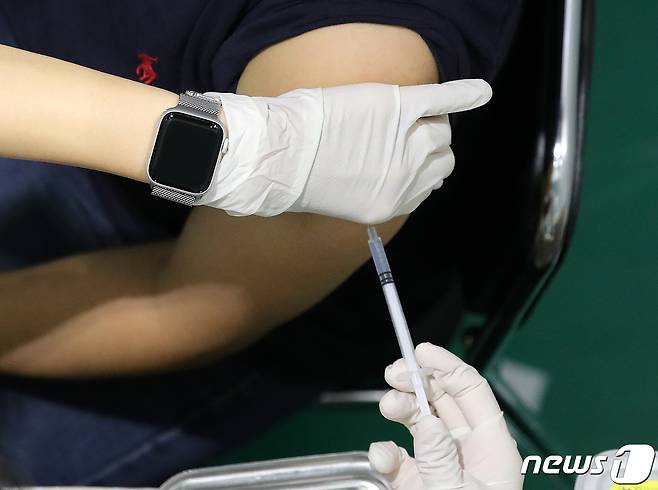 17일 오후 서울 서대문구 북아현문화체육센터에 마련된 신종 코로나바이러스 감염증(코로나19) 백신 예방 접종센터에서 접종이 진행되고 있다. 2021.8.17/뉴스1 © News1 김진환 기자