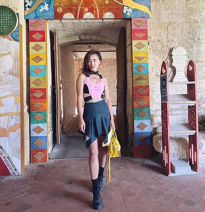 나이키와 패션브랜드 앰부시가 협업한 톱(top)을 치마와 매치한 김희원 대표 / 김희원(@beauhemm) 인스타그램 제공