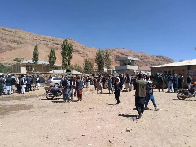 지난 15일 바미얀 대불 인근의 풍경이다. 군중이 몰려들어 서성이는 모습이지만 경비병력은 보이지 않는다. 모하메드 관장이 중국 돈황연구원에 에스엔에스를 통해 전한 사진 중 일부다.