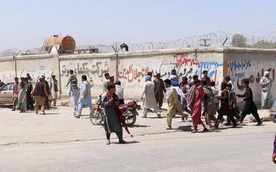 아프가니스탄 카불 공항에 몰려든 수천명의 피난인들. UPI=연합뉴스