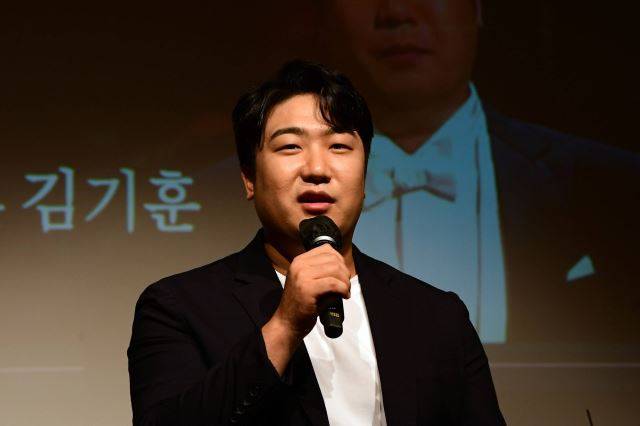 지난 6월 BBC 카디프 콩쿠르 아리아 부문에서 한국인 최초로 우승한 김기훈이 17일 서울 강남구 마리아칼라스홀에서 가진 기자간담회에서 질문에 답하고 있다. 최현규 기자