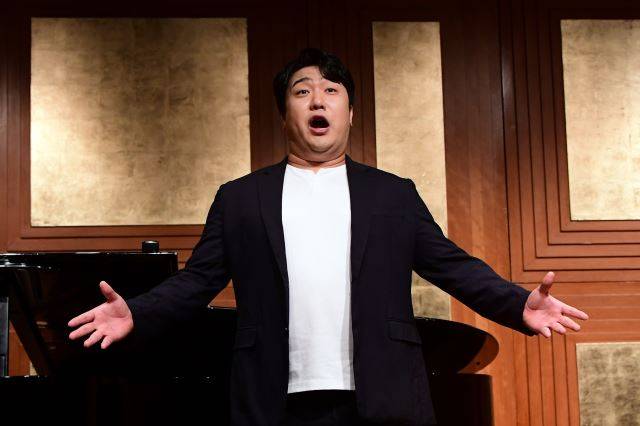 바리톤 김기훈이 17일 서울 강남구 마리아칼라스홀에서 가진 기자간담회에 앞서 오페라 아리아를 부르고 있다. 최현규 기자