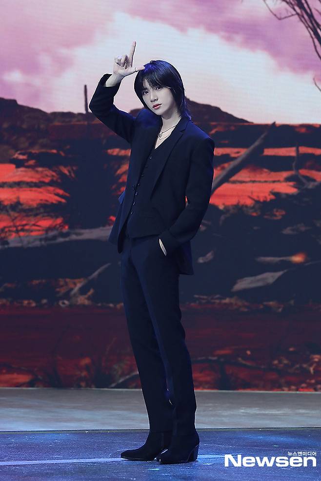 Group TOMORROW X TOGETHER (TXT) Beomgyu is taking a pose at a media showcase commemorating the release of Regular 2nd album Repackage Album: FIGHT OR ESCAPE, which was held online on August 17.(Photo-providing: Big Hit Music