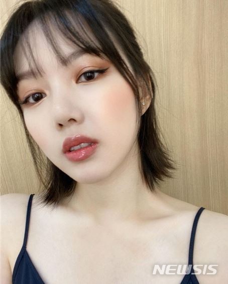 On the 17th, Yerin posted a picture on his instagram with the words I have done makeup that I have not done much today.In the photo, Yerin has a half-packed hair and dark makeup. His distinctive features and white skin attract attention.Meanwhile, in May, Yerins group GFriend announced the dismantling news; Yerin then signed a contract with the Surbream Artist Agency.