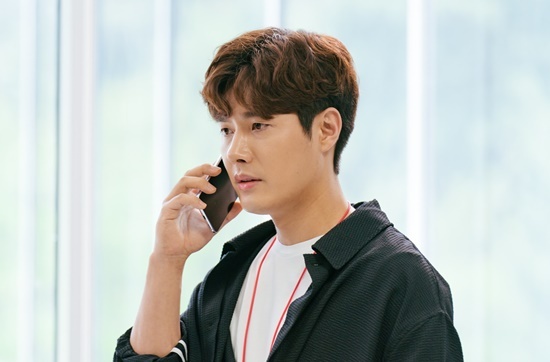 In the 21st KBS 2TV daily drama Red Guddu, which is broadcast on the 17th, the mismatch between Yun hyun-seok (Sin Jin-yoon), who grows up Feeling toward Kim Jemma (So Yi-hyun), and Lee Hye-bin (Refinery People), who loves him unrequitedly, is drawn.In the last broadcast, Kwon Hee-bin was nervous about Kim Gemma, who is a prude, saying, I am a family treasure aunt and nephew when I saw her close to Yoon Ki-seok (Park Yoon-seok).In response, Yun hun-seok defended the relationship between the two as Choi Sook-ja (Ban Hyo-jung) had already sold it.In addition, Yun hyun-seok revealed an unpleasant Feeling to the gossip of Lee Hye-bin toward Kim Gemma, suggesting that he still has Kim Gemma in mind.Meanwhile, Red Guddu released a steel with a different look from the temperature difference between Yun hun-seok and Lee Hye-bin.In the photo, Yun hun-seok, who heard about Kim Gemmas accident, is receiving a call with a hardened expression, which makes her guess that she is in a critical condition.It is noteworthy whether his mind toward Kim Gemma will be revealed by this incident.Unlike the worried Yun hun-seok, the Lee Hye-bin is smiling brightly.For a moment, Lee Hye-bin can not hide his embarrassment when he hears the confession of Yun hun-seok, which he did not even think about.I wonder how the romance of two people who point to different people is going to flow.Red Guddu production team said, In this episode, you are gradually tired of the attitude of Lee Hye-bin, who is trying to marriage him, and the relationship between the two begins to change subtly. In addition, Min Hee-kyung (Choi Myung-gil), who was pushing the marriage of the two people, Im going to have the moon, he said.Red Guddu will air at 7:50 p.m. on Thursday.Photo: OHS Story