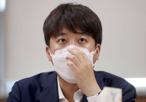 이준석 국민의힘 대표가 지난 3일 오후 경남 창원시 마산합포구 동성동 마산어시장 상인회에서 열린 상인 간담회에 참석해 상인 발언을 경청하고 있다. 〈사진=연합뉴스〉