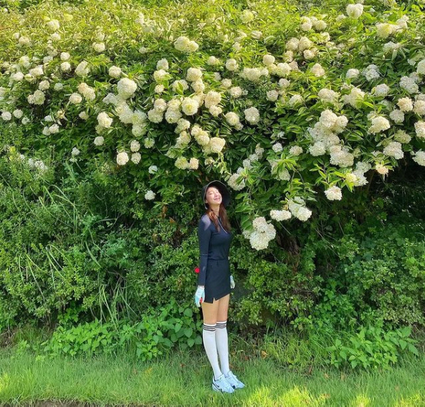 On Thursday, Yoo In-young released a picture on its personal social networking service.Yoo In-young, who released the photo with the article Baek Soon-yi is just happy, took a picture with a yellow blooming flower.Yoo In-young, who built a clear Smile, attracted attention with sporty golf fashion.On the other hand, singer Sung Sik Kyung commented on the post of Yoo In-young, saying, Is Baek Soon right?Photo  Yoo In-young SNS