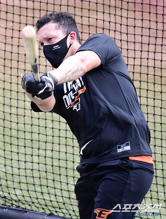 독수리 유니폼 입고 타격 훈련을 하고 있는 페레즈.