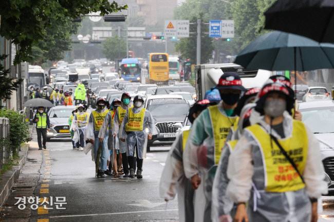 지난 6월18일 건강보험공단 고객센터 노동자들이 서울 마포구 애오개역을 출발해 서울 중구 정동 로터리까지 행진을 하고 있다. 이들은 “민간에 맡겨진 고객센터를 직영화해달라, 공단의 소임인 공공성을 강화해달라”고 주장하며 직접 고용을 요구하고 있다. 이준헌 기자