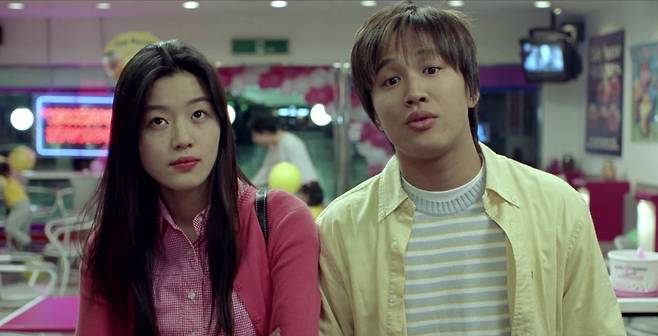 영화 '엽기적인 그녀'의 한 장면. 아이스크림 전문점을 찾은 '그녀'와 견우./신씨네