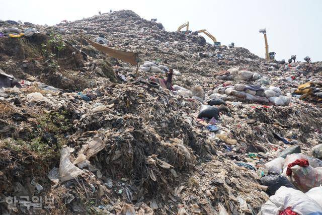동남아 최대 쓰레기산인 인도네시아 자카르타 인근 반타르 그방 매립지에서 산허리를 따라 늘어선 굴착기들이 위로, 위로 쓰레기를 옮기고 있다. 브카시=고찬유 특파원