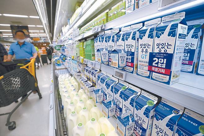 지난해 6월 한 대형마트에 진열된 우유 묶음 상품. 연합뉴스