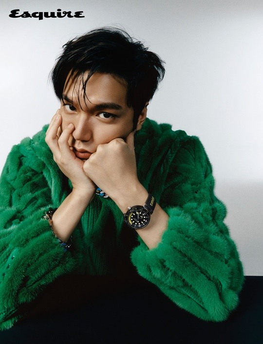 On Wednesday, magazine Esquire released a picture of Lee Min-ho.This picture was conducted under the name of Im Not There and started with a project to light Lee Min-hos unique charm.