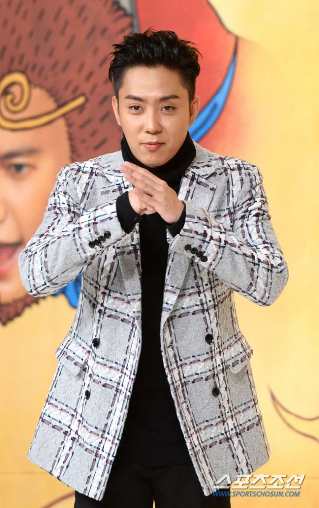 Singer Eun Ji-won side apologised for having a six-man gathering at Jeju Island CafeEun Ji-won agency YG Entertainment said on the 20th, Eun Ji-won has recently been confirmed to have visited Jeju Island.I sincerely apologize for the efforts of the Prevention authorities to prevent the spread of Corona 19 and the sacrifice of many people. Eun Ji-won is deeply reflecting on his carelessness, and we will also seriously recognize and reflect on the violation of the Prevention rules of his artist, he said. In addition, we will do our best to make sure that all employees, not just the artist, practice personal hygiene rules and social distance more thoroughly.Earlier, Eun Ji-won was reported to have a six-person meeting at the Jeju Island outdoor Cafe on the 15th.Currently, Jeju Island is a three-step social distance, and private meetings of five or more people are prohibited.But Eun Ji-won left after staying for about an hour, talking with five of his party members.Especially, it was more controversial because it was known that a man who was supposed to be a manager stood next to the Eun Ji-won party and watched the surroundings.Article 83 of the Infectious Disease Prevention Act stipulates that if the collective restriction and prohibition are violated, the Commissioner of the Disease Control Agency, the competent city, the governor, the mayor, the head of the county, and the head of the Gu may impose a fine of up to 100,000 won.In addition to Eun Ji-won, YG Entertainments entertainers such as Song Min-ho and G-Dragon have been controversial for violating the Prevention rules.Song Min-ho visited the club in Yangyang-gun, Gangwon-do with his acquaintances last May and apologized from his agency.G-Dragon was controversial in February when a photo was taken of him walking the streets with a cigarette in his hand with a tuxque.Since then, Eun Ji-won has also ignored social distance and violated the Prevention rules, which is making disappointment more.It has been confirmed that Eun Ji-won recently visited Jeju Island.I sincerely apologize for the efforts of the Prevention authorities to prevent the spread of Corona 19 and the sacrifice of many people.Eun Ji-won is now deeply reflecting on his carelessness, and we will also seriously recognize and reflect on the violation of the Prevention rules of his artist.In addition, we will do our best to make sure that all employees, not only The Artist, are more thoroughly practicing personal hygiene and social distance.