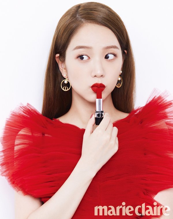 BLACKPINK JiSoos Beauty pictorial has been released.In this Marie Claires Beauty pictorial, JiSoo introduced Perfume and makeup look as her own beauty and charm.In hundreds of flowers, love, happiness, and beauty were brilliantly expressed and the admiration of the staff was brought.JiSoos pictorial specialties can be found in the September issue of Marie Claire and the Marie Claire website.