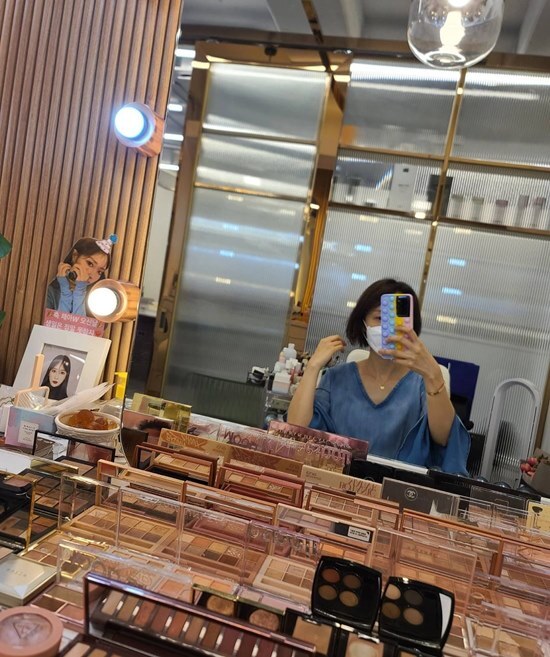 Lee Ha Jung posted a picture on his 20th day with an article entitled Good Morning No Good Afternoon on his instagram.The photo, which was released on the day, contains a mirror selfie of Lee Ha Jung waiting for hair and makeup.Lee Ha Jung said, I have been really crazy since morning ... I came to the shop because I was shooting, but I do not have eyes.Next week, Siuk is now the first day of school, so Im ready for this and that. Is there really no end to parenting?Were all in it today, Fighting, he added.On the other hand, Lee Ha Jung marriages actor Jung Jun-ho in 2011 and has an 8-year-old son, Si-wook, and a 3-year-old daughter.Photo: Lee Ha Jung Instagram