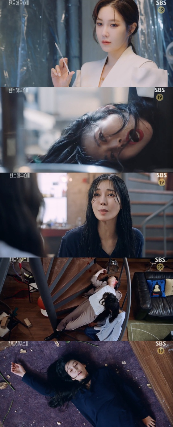 Chun Seo-jin (Kim So-yeon) took the lead in the inauguration of Cheonga Group chairman at SBS Friday Drama Penthouse which was broadcast on the afternoon of the 20th.On this day, Ju Dan-tae (Um Ki-jun) was trapped in a Japanese hospital after falling into a trap between Shim Soo-ryun (Lee Ji-ah) and Logan Lee (Park Eun-seok).While Judantae disappeared, Chun Seo-jin prepared to take office as chairman of the Cheonga Foundation.HAEUN star (Choi Ye-bin) secretly fed the dementia-causing drug that he received from Jin Pung-hong (Ahn Yeon-hong) to erase the bad memory of Chun Seo-jin.Shortly after, ALEKS Corporation (Park Eun-seok) offered Chun Seo-jin a contract to build Cheong-a, and Chun Seo-jin accepted it.Chun Seo-jin was in a hurry to take office as chairman with the down payment of ALEKS Corporation.Chun proposed to Bae to study abroad.Bae refused and asked about Oh Yoon-hee (Eujin)s death. When Chun Seo-jin stepped up, Bae called in the reporters who had called him in advance.Bae pushed Chun Seo-jin by playing a video of Oh Yoon-hees death, but there were no scenes of Chun Seo-jin dropping Oh Yoon-hee to the cliff, although there were Oh Yoon-hee and Chun Seo-jin in the video.On the day of his inauguration, Chun Seo-jin was informed of the suspension of the contract by ALEKS Corporation.Chun Seo-jin was distracted by Kang Ma-ri (Shin Eun-kyung) while leaving his house to settle the incident.I knew I wouldnt approve, I dont care, because every punishment will be for your daughter, he said. Youll lose everything, all the money you liked, all the art centers.And to your beloved daughter, HAEUN star (Choi Ye-bin), he said.And one more thing, I will take your voice that lies casually, he said.The heart-watering pain was struggling, spilling poison on the body, and the pain of melting the skin lost its mind.After he was alert, he headed to the inaugural ceremony of the chairman, where Logan Lee was present. After a while, Shim and Ha Yun-cheol (Yoon Jong-hoon) came in.The lender and police who lent money to Judantae appeared, and Chun Seo-jin was investigated by Police with all the sins of Judantae.Do secretary (Kim Do-hyun) provided Chun Seo-jin and HAEUN stars with a place to avoid people. Chun Seo-jin disposed of his shells and sent HAEUN stars to foreign countries.Chun Seo-jin lost his memory when he got into the taxi, the medicine that HAEUN star had started to take, and Chun Seo-jin lost everything and headed for Hera Pheri Palace.Chun tried to take the ship at Hera Pheri Palace, mistaking it for HAEUN. Ha Yoon-chul dried it and the two fought.After the struggle, Ha Yoon-cheol fell down the stairs and Chun Seo-jin fell from the double floor to the first floor. The huge light fell on the Chun Seo-jin ship, and Chun Seo-jin vomited blood and closed his eyes.Meanwhile, Lee Kyu-jin (Bong Tae-gyu) and Ko Sang-ah (Yoon Joo-hee) were arrested by Police and were sentenced to imprisonment.