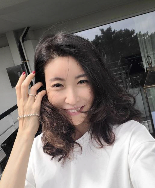 Actor Sung Hyun-ah reveals relaxed routineOn Sunday, Sung Hyun-ah posted a picture on her Instagram page.In the open photo, Sung Hyun-ah is smiling brightly at the camera.He was 47 years old this year, but he still caught his eye with his gorgeous beauty, and he was still looking at him, and he was wearing a white costume and gave him a point with a bracelet and a ring.Meanwhile, Sung Hyun-ah is raising a 10-year-old son alone and met with viewers on SBS Firebird 2020, which last April.