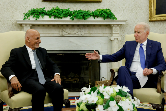 조 바이든 미 대통령(오른쪽)과 가니 아프간 대통령이 지난 6월 백악관에서 회담하고 있다. [로이터=연합뉴스]