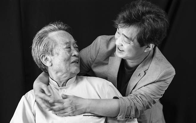 대기업 다니다가 별안간 사표 쓰고, 자그마한 출판사에 취직한 아들에게 아버지는 ″네가 행복하다면 잘했다″고 했답니다. 둘은 그렇게 늘 서로를 바라보고 있는 겁니다. 김경록 기자