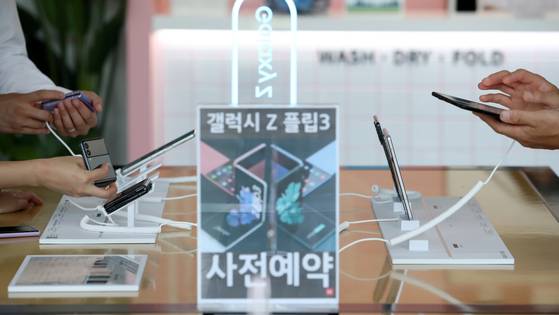 지난 17일 삼성전자의 신형 폴더블폰 '갤럭시Z 폴드3'과 '갤럭시Z 플립3'의 예약판매가 시작됐다. 사진은 본 기사와 관련 없음. 〈뉴시스〉