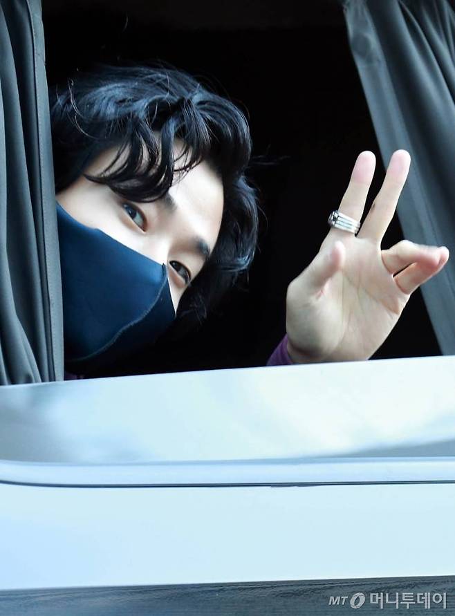 가수 겸 배우 헨리(Henry)가 28일 오후 서울 마포구 MBC본사에서 열리는 '쇼 음악중심' 일정 차 도착하고 있다. /사진=임성균 기자 tjdrbs23@