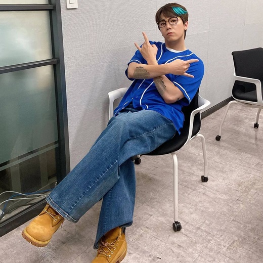Singer Lee Hong-gi has attracted Eye-catching in Retro fashionLee Hong-gi posted a picture on his Instagram on the 23rd with the phrase 90s sensibility.The photo shows Lee Hong-gi sitting on a chair with her legs crossed. Fashion, which feels emotional in the 1990s, steals her attention.Wearing a blue baseball uniform and vintage wide denim pants, he matched Brown Walker and completed styling with a retro color.Especially, the blue bridge on the head is Lee Hong-gi, who showed off his cute side.The netizens who saw this responded such as Wow... Magic Kid Masuri...?, Head is cute and Bridge What is going on?Meanwhile, Lee Hong-gi is appearing on MBN entertainment Chosun Pansta.