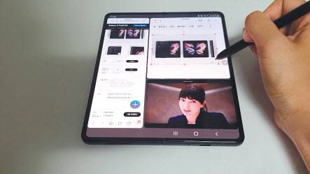 갤럭시Z폴드3 멀티윈도우 기능을 이용 중인 모습. 박지영 기자