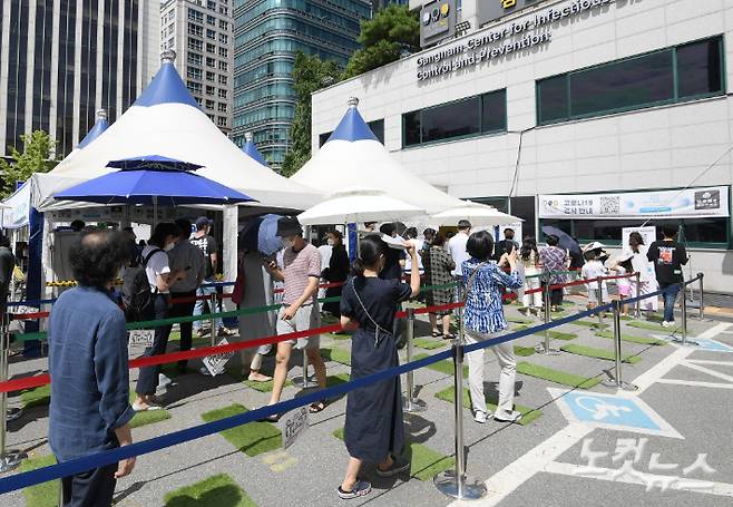 서울 강남구보건소 코로나19 임시선별검사소에서 시민들이 검사를 받기 위해 기다리고 있다. 이한형 기자