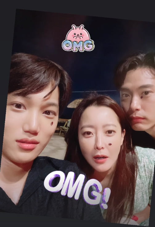 Actor Kim Hee-sun tells the daily routine of Udos main actKim Hee-sun released several photos on her Instagram account on Monday.Kim Hee-sun in the public photo puts Mr. Watermelon on his face with Kai and Teo Yooo and stares at the camera.Meanwhile, Kim Hee-sun, Kai, and Teo Yooo are appearing on the TVN entertainment program Udo Jumak.Photo: Kim Hee-sun SNS