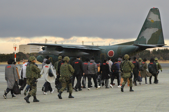 2017년 일본 항공자위대가 사이타마현 이루마 기지에서 해외 체류 일본인 구출 훈련을 하고 있다. [교도=연합뉴스]