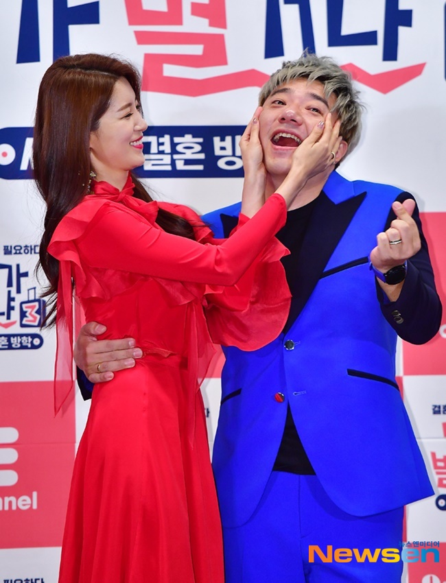 Exhaustiveness flaunted her full affection for wife Lee Eun-biOn KBS Cool FM Mr. Radio of Yoon Jung-soo Nam Chang-hee (Mirah), which was broadcast on August 23, Singer Exhaustiveness was accompanied by DJ Yoon Jung-soo and Nam Chang-hee as guests.On this day, Exhaustiveness wife and show host Lee Eun-bi participated in a listener text message event to support her husbands Mirah appearance.Lee Eun-bi, in a letter, promoted My husband is good, and the new song Magnet is a new song that expresses a strangely attracted mind like N and S plays.My wife loves Mr. Yoon Jung-soo so much, she heard the radio and told me about Mr. Yoon Jung-soo, Exhaustiveness said.After Yoon Jung-soo asked about the lyrics of the new song Magnet, Exhaustiveness boasted of the love story that I just wrote when I saw my wife.Exhaustiveness also said: Its four years of marriage and its so good, theres no regret at all, but rather, its a shame why it wasnt marriage earlier.I love my wife so much, he said.
