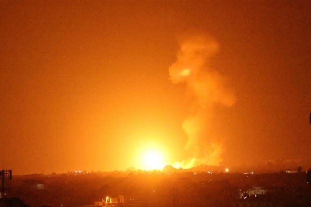 23일 이스라엘군 공습으로 무장 정파 하마스가 통치하는 가자지구 남부 칸 유니스에 불구덩이가 치솟고 있다./AFP연합뉴스