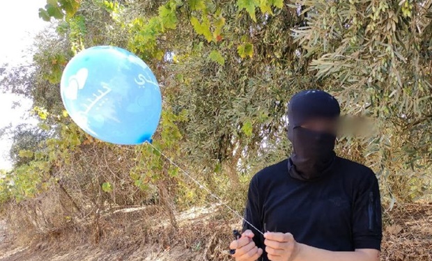 22일 하마스 측 지하드(이슬람 성전) 운동 지지자가 가자지구에서 이스라엘 영토 쪽으로 폭탄풍선을 날리고 있다./더타임스오브이스라엘