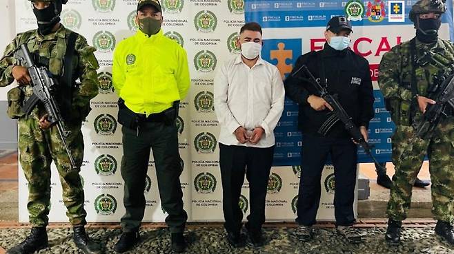 콜롬비아 사법당국은 마약조직 고위 간부의 체포 소식을 대대적으로 공개했다.((사진=콜롬비아 검찰청/트위터)