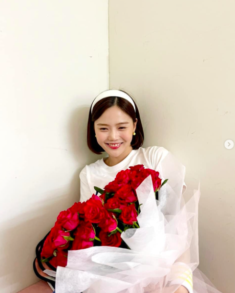 Group OH MY GIRL member Choi Hyo-jung has a refreshing charm.Choi Hyo-jung posted a picture on his Instagram on the afternoon of the 25th with an article entitled Sweet of Investment & Securities Officials who gave a bouquet of members.Choi Hyo-jung in the public photo is making a happy face with a large bouquet in his arms.Choi Hyo-jung has a white T-shirt and white headband contrasting with red roses.Choi Hyo-jung, who is making a smart Smile, closing his eyes and making a cute face, is admiring the fans.On the other hand, OH MY GIRL, which Choi Hyo-jung belongs to, released DUN DANCE in May, and not only won the top of the major music charts in Korea, but also surpassed 10 million views in 32 hours after the release of music broadcasts and music videos, breaking the record of the first sales volume itself.Choi Hyo-jung Instagram