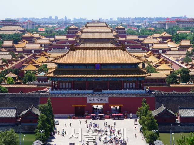 경산 정상에서 남쪽으로 자금성을 바라보면 주요 건물들이 일직선 상에 배치돼 있음을 알 수 있다. /최수문기자