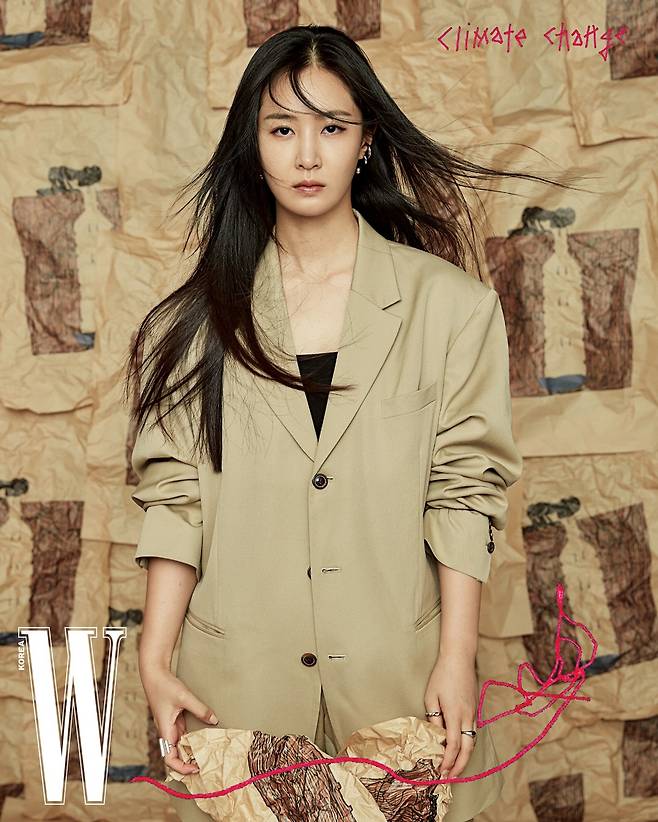 Seoul): Girls Generation member and actor Kwon Yuri of the girl group went on a Talent donation to protect the environment.According to SM Entertainment on the 26th, Kwon Yuri joined the W. Korea (W KOREA) pictorial project to illuminate climate and environmental issues that threaten the survival of the earth and mankind and convey messages to the 50th anniversary of Greenpeace International.In particular, Kwon Yuri makes the concept of expressing the water shortage problem caused by climate change with a determined expression and a silent force, making it aware of environmental pollution.Kwon Yuri has been actively participating in this project as he has been practicing environmental protection campaigns in real life, such as using tumblers, using bamboo toothbrushes, and reducing the use of disposable products.Kwon Yuri said, I am very meaningful to be involved in the campaign to think and think about sustainable practices to protect the environment. I will continue to make efforts to do this meaningful activity in the future.On the other hand, Greenpeace project images containing various environmental messages of many stars including Kwon Yuri can be found in the September issue of W. Korea (W KOREA).
