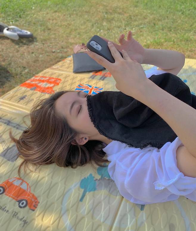Actor Seo Shin-ae showed a normal College student appearance.On the 26th, Seo Shin-ae said through his Instagram, I am going to do the Dog health soon ... Lets try the last semester ... The Graduate ... Fight!!!and posted several photos.In the photo, Seo Shin-ae showed ordinary College students such as lying on the lawn and playing quickboard.Meanwhile, Seo Shin-ae, born in 1998, appeared in various works such as High Kick Through the Roof in 2004 debut.